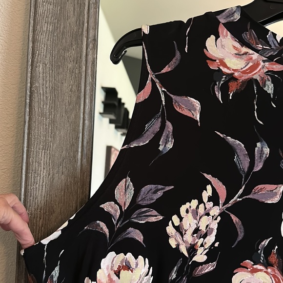 Maurice’s sleeveless dress. Lays really nice on! Beautiful flowers. Size 3X. - Picture 4 of 8